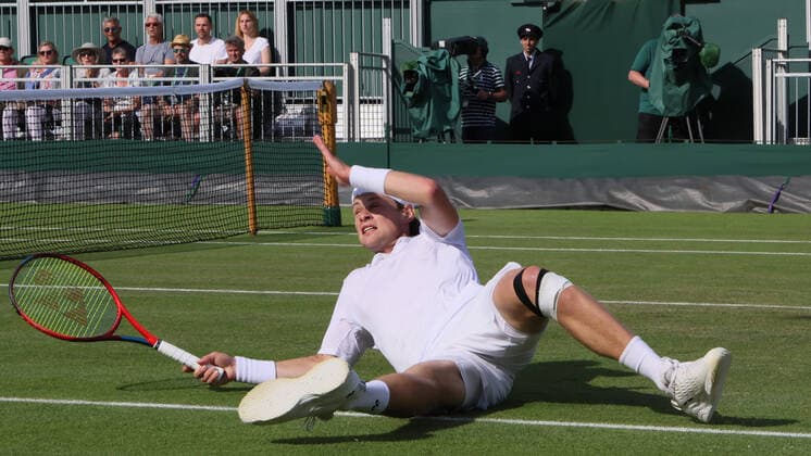 Belgian Zizou Bergs pictured in action during a first round game in the men s singles tournament between Belgian Bergs (ATP146) and British Draper (ATP94) at the 2022 Wimbledon grand slam tennis tournament at the All England Tennis Club, in south-west London, Britain, Tuesday 28 June 2022. BENOITxDOPPAGNE  x36720281x