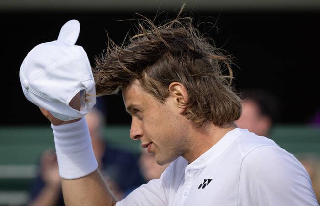 Belgian Zizou Bergs reacts during a first round game in the men s singles tournament between Belgian Bergs (ATP146) and British Draper (ATP94) at the 2022 Wimbledon grand slam tennis tournament at the All England Tennis Club, in south-west London, Britain, Tuesday 28 June 2022. BENOITxDOPPAGNE  x36722719x