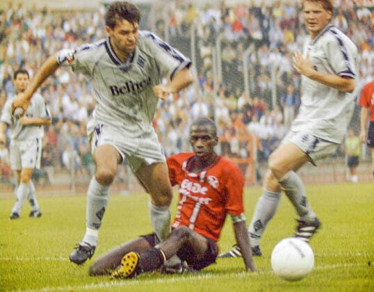 Aus DFB Pokal Saison 1997 98 1. Runde Hannover 96 - Borussia Mönchengladbach 5:3 i.E. am 15.08.1997. Im Foto: Han96 Spieler ist Otto Addo *** From DFB Cup season 1997 98 1 round Hannover 96 Borussia Mönchengladbach 5 3 i E on 15 08 1997 In photo Han96 player is Otto Addo