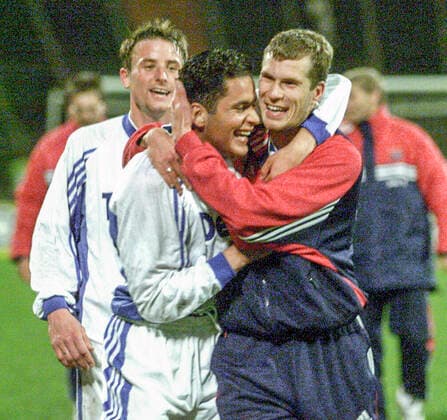 Aus 2, BL Saison 1998 99 Hannover 96 - SpVgg. Unterhaching 0:1 am 05.03.1999. Im Foto:Torschütze Jochen Seitz wird am Spielende gefeiert *** From 2, BL season 1998 99 Hannover 96 SpVgg Unterhaching 0 1 on 05 03 1999 In the photo goal scorer Jochen Seitz is celebrated at the end of the game