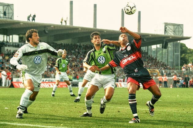 Aus 1. BL. VfL Wolfsburg - Bayern München 0:1 am 15.08.1998 . Im Foto: Giovane Elber gegen Marijan Kovacevic und TW Claus Reitmaier *** From 1 BL VfL Wolfsburg Bayern Munich 0 1 on 15 08 1998 In the photo Giovane Elber against Marijan Kovacevic and TW Claus Reitmaier