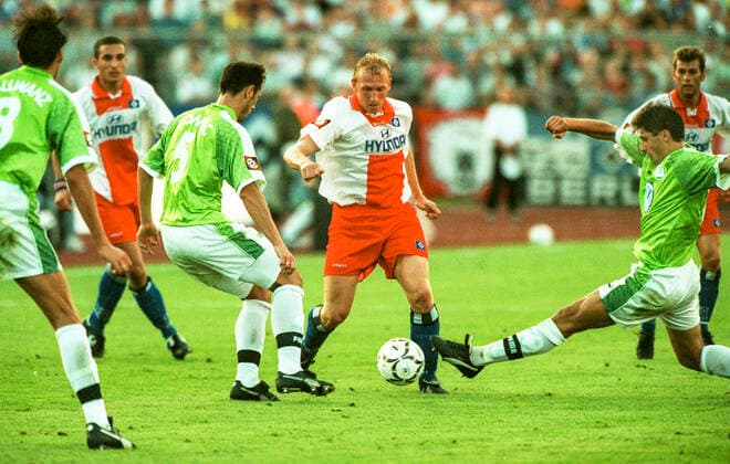Aus 1. BL. Saison 1997 98 VfL Wolfsburg - HSV Hamburg 1:1 am 6.08.1997 im alten VfL Stadion. Im Foto: am Ball HSV Spieler Dirk Weetendorf gegen li. oran Tomcic sowie re. Marijan Kovacec *** From 1 BL season 1997 98 VfL Wolfsburg HSV Hamburg 1 1 on 6 08 1997 in the old VfL stadium In the photo on the ball HSV player Dirk Weetendorf against li oran Tomcic as well as r Marijan Kovacec