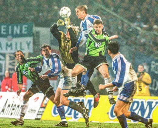 Aus 1. BL Saison 1998 99 VfL Wolfsburg - Hansa Rostock 1:1 am 19.02.1999. Im Foto: Hansa TW Martin Piekenhagen klärt vor WOB. Torschütze Krzysztof Nowak *** From 1 BL season 1998 99 VfL Wolfsburg Hansa Rostock 1 1 on 19 02 1999 In the photo Hansa TW Martin Piekenhagen clears before WOB scorer Krzysztof Nowak
