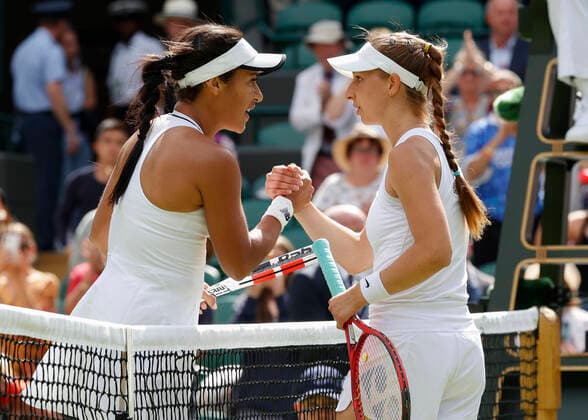 Tamara Korpatsch gratuliert der Siegerin Heather Watson Tennis - Wimbledon 2022 - Grand Slam ITF ATP, Tennis Herren WTA, Tennis Damen - AELTC - London - - Great Britain - 28 June 2022. Copyright: xJuergenxHasenkopfx