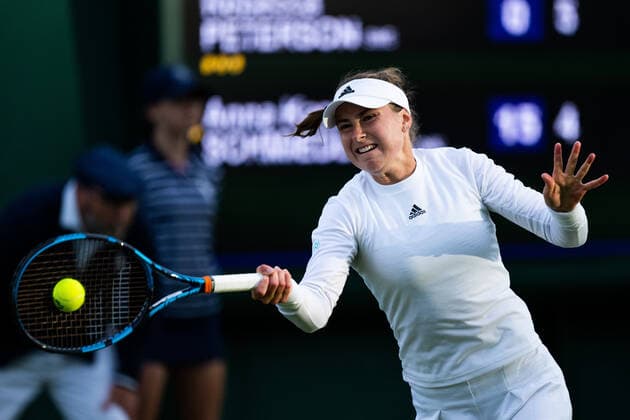 220628 Rebecca Peterson of Sweden competes in a first round singles tennis match during day 2 of Wimbledon on June 28, 2022 in London. Photo: Mathias Bergeld BILDBYRAN kod MB MB0413 tennis wimbledon day 2 bbeng sweden sverige dam Copyright: MATHIASxBERGELD BB220628MB085