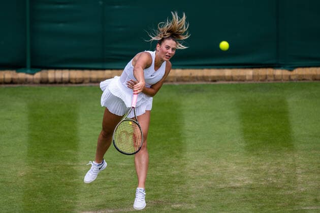 220628 Marta Kostyuk of Ukraine competes in a first round singles tennis match during day 2 of Wimbledon on June 28, 2022 in London. Photo: Mathias Bergeld BILDBYRAN kod MB MB0413 tennis wimbledon day 2 bbeng dam ukraina ukraine Copyright: MATHIASxBERGELD BB220628MB093