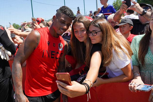 Mario Lemina (OGC Nice) avec les supporters de l™OGC Nice FOOTBALL : Reprise de l™entrainement de l™OGC Nice - Nice - 29 06 2022 NorbertScanella Panoramic 