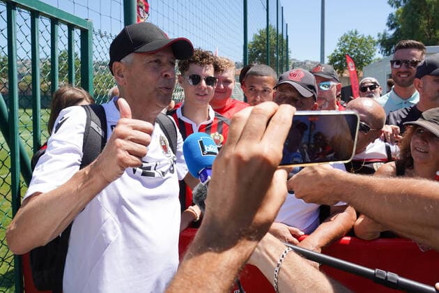 Lucien Favre (entraineur de l OGC Nice) avec les supporters de l™OGC Nice FOOTBALL : Reprise de l™entrainement de l™OGC Nice - Nice - 29 06 2022 NorbertScanella Panoramic 