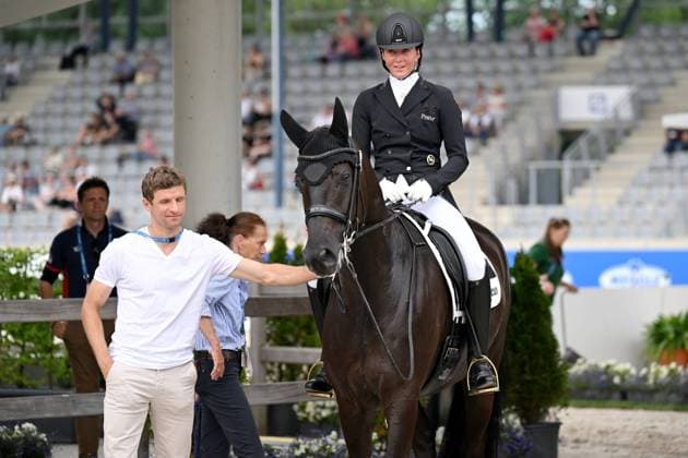 Sport Themen der Woche KW26 Sport Bilder des Tages Aachen , Deutsche Bank Stadion, 29.06.22, GER, CHIO Aachen 2022 Bild: Lisa Mueller (GER) mit Gut Wettlkam s Chuck Bass und Ehemann Thomas Mueller (FC Bayern Muenchen) Nur fuer journalistische Zwecke! Only for editorial use! Nordrhein-Westfalen Deutschland *** Aachen , Deutsche Bank Stadium, 29 06 22, GER, CHIO Aachen 2022 Picture Lisa Mueller GER with Gut Wettlkam s Chuck Bass and husband Thomas Mueller FC Bayern Muenchen Only for journalistic use Only for editorial use Nordrhein Westfalen Germany