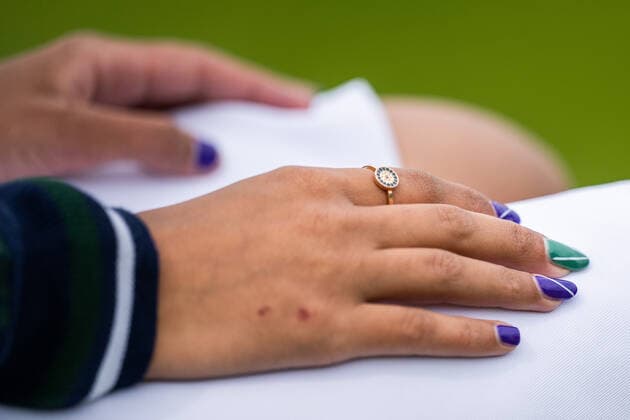 220629 The painted finger nails of a line umpire in a second round singles tennis match during day 3 of the Wimbledon on June 29, 2022 in London. Photo: Mathias Bergeld BILDBYRAN kod MB MB0414 tennis wimbledon day 3 bbeng Copyright: MATHIASxBERGELD BB220629MB047