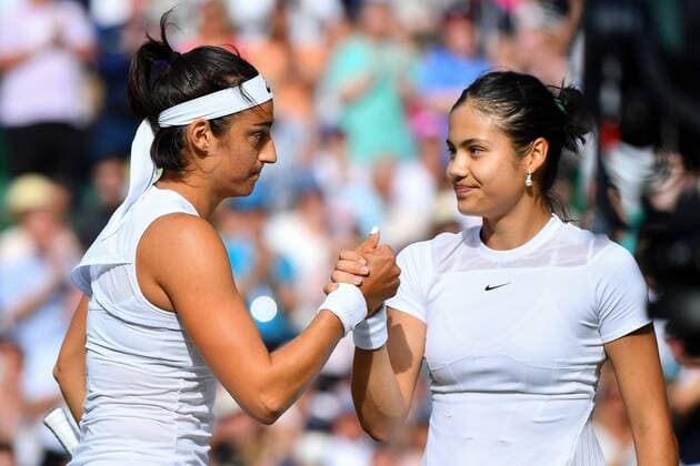 Sport Bilder des Tages Mandatory Credit: Photo by James Veysey Shutterstock (13008248cn) Caroline Garcia celebrates victory in her second round match against Emma Raducanu Wimbledon Tennis Championships, Day 3, The All England Lawn Tennis and Croquet Club, London, UK - 29 Jun 2022 Wimbledon Tennis Championships, Day 3, The All England Lawn Tennis and Croquet Club, London, UK - 29 Jun 2022  Copyright: xJamesxVeysey Shutterstockx 13008248cn