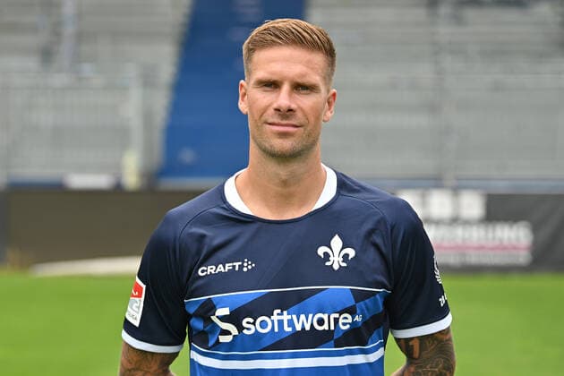 29.06.2022, xfux, Fussball 2.Bundesliga, SV Darmstadt 98 Fototermin Porträttermin 2022 23 xptt, emonline, emspor, v.l. Tobias Kempe, SV Darmstadt 98, 2.BL, Porträttermin 2022 2023 (DFL DFB REGULATIONS PROHIBIT ANY USE OF PHOTOGRAPHS as IMAGE SEQUENCES and or QUASI-VIDEO) Darmstadt
