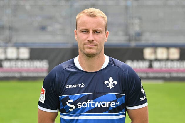 29.06.2022, xfux, Fussball 2.Bundesliga, SV Darmstadt 98 Fototermin Porträttermin 2022 23 xptt, emonline, emspor, v.l. Fabian Holland, SV Darmstadt 98, 2.BL, Porträttermin 2022 2023 (DFL DFB REGULATIONS PROHIBIT ANY USE OF PHOTOGRAPHS as IMAGE SEQUENCES and or QUASI-VIDEO) Darmstadt