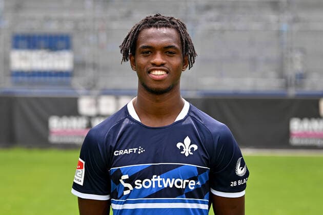 29.06.2022, xfux, Fussball 2.Bundesliga, SV Darmstadt 98 Fototermin Porträttermin 2022 23 xptt, emonline, emspor, v.l. John Peter Sesay, SV Darmstadt 98, 2.BL, Porträttermin 2022 2023 (DFL DFB REGULATIONS PROHIBIT ANY USE OF PHOTOGRAPHS as IMAGE SEQUENCES and or QUASI-VIDEO) Darmstadt