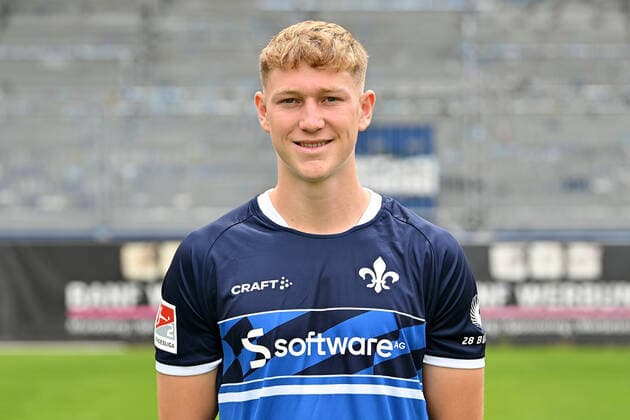 29.06.2022, xfux, Fussball 2.Bundesliga, SV Darmstadt 98 Fototermin Porträttermin 2022 23 xptt, emonline, emspor, v.l. Clemens Riedel, SV Darmstadt 98, 2.BL, Porträttermin 2022 2023 (DFL DFB REGULATIONS PROHIBIT ANY USE OF PHOTOGRAPHS as IMAGE SEQUENCES and or QUASI-VIDEO) Darmstadt