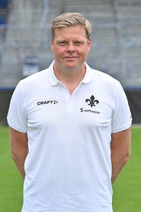 29.06.2022, xfux, Fussball 2.Bundesliga, SV Darmstadt 98 Fototermin Porträttermin 2022 23 xptt, emonline, emspor, v.l. Mannschaftsarzt Dr. Philip Jessen, SV Darmstadt 98, 2.BL, Porträttermin 2022 2023 (DFL DFB REGULATIONS PROHIBIT ANY USE OF PHOTOGRAPHS as IMAGE SEQUENCES and or QUASI-VIDEO) Darmstadt