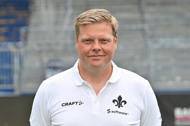 29.06.2022, xfux, Fussball 2.Bundesliga, SV Darmstadt 98 Fototermin Porträttermin 2022 23 xptt, emonline, emspor, v.l. Mannschaftsarzt Dr. Philip Jessen, SV Darmstadt 98, 2.BL, Porträttermin 2022 2023 (DFL DFB REGULATIONS PROHIBIT ANY USE OF PHOTOGRAPHS as IMAGE SEQUENCES and or QUASI-VIDEO) Darmstadt