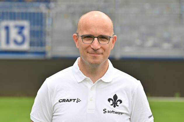 29.06.2022, xfux, Fussball 2.Bundesliga, SV Darmstadt 98 Fototermin Porträttermin 2022 23 xptt, emonline, emspor, v.l. Mannschaftsarzt Dr. Alexander Lesch, SV Darmstadt 98, 2.BL, Porträttermin 2022 2023 (DFL DFB REGULATIONS PROHIBIT ANY USE OF PHOTOGRAPHS as IMAGE SEQUENCES and or QUASI-VIDEO) Darmstadt