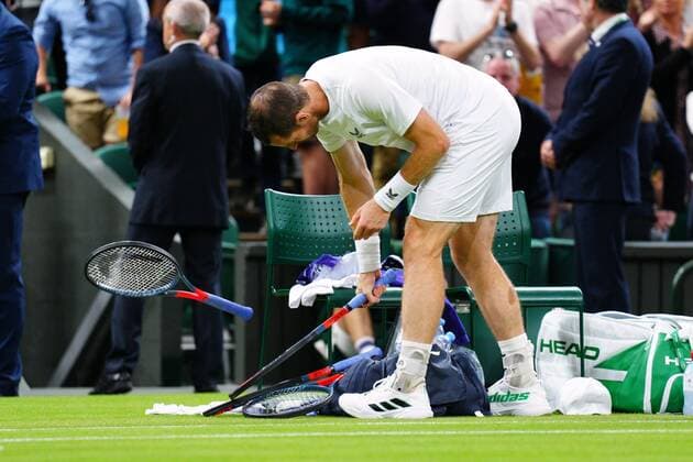 Sport Bilder des Tages Mandatory Credit: Photo by Javier Garcia Shutterstock (13008249kd) Andy Murray strikes his tennis racquets after defeat in his second round match Wimbledon Tennis Championships, Day 3, The All England Lawn Tennis and Croquet Club, London, UK - 29 Jun 2022 Wimbledon Tennis Championships, Day 3, The All England Lawn Tennis and Croquet Club, London, UK - 29 Jun 2022  Copyright: xJavierxGarcia Shutterstockx 13008249kd