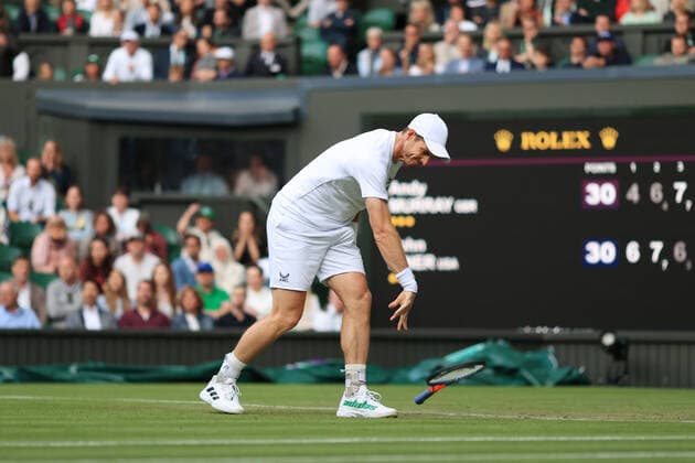Sport Bilder des Tages Tennis - Wimbledon (Day 3) 29th June 2022 - Tennis - Wimbledon (Day 3) - Andy Murray (GBR) throws his racket down in anger during his Gentlemen s Singles 2nd Round match against John Isner (USA) - Photo: Simon Stacpoole Offside. London UK Copyright: xSimonxStacpoolexOffside