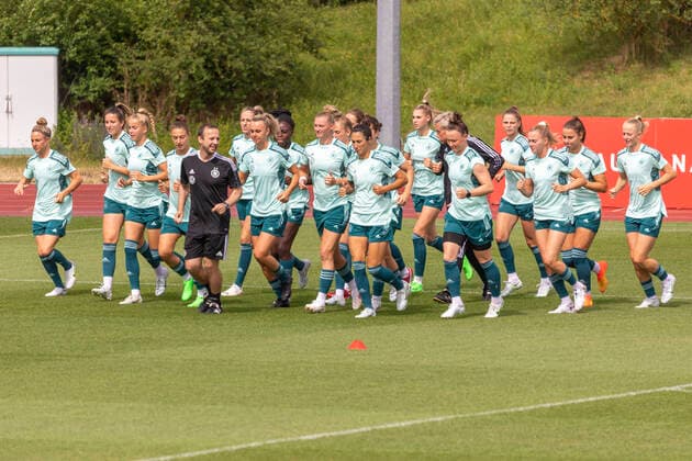 Reportage 27.06.2022 Letzter Termin vor der Abreise zur Europameisterschaft: Offenes Training der Frauen-Nationalmannschaft im Trainingslager bei adidas in Herzogenaurach Die ganze Mannschaft der Frauen beim Lauftraining Aufwärmen Herzogenaurach Bayern Deutschland