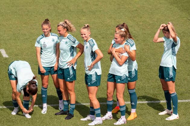 Reportage 27.06.2022 Letzter Termin vor der Abreise zur Europameisterschaft: Offenes Training der Frauen-Nationalmannschaft im Trainingslager bei adidas in Herzogenaurach Die National-Frauen in einer Trainingspause Herzogenaurach Bayern Deutschland