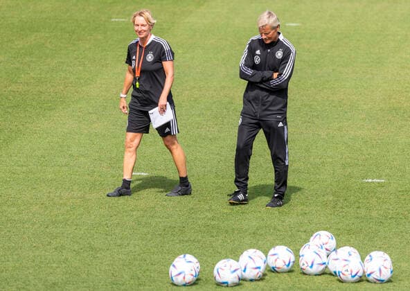Reportage 27.06.2022 Letzter Termin vor der Abreise zur Europameisterschaft: Offenes Training der Frauen-Nationalmannschaft im Trainingslager bei adidas in Herzogenaurach DIe Cheftrainerin Nationaltrainerin Martina Voss-Tecklenburg beobachtet das Training der Spielerinnen Herzogenaurach Bayern Deutschland