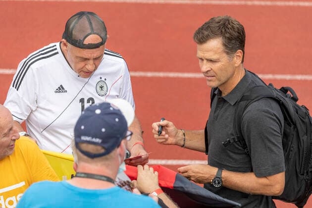 Reportage 27.06.2022 Letzter Termin vor der Abreise zur Europameisterschaft: Offenes Training der Frauen-Nationalmannschaft im Trainingslager bei adidas in Herzogenaurach Oliver Bierhoff gibt Autogramme Herzogenaurach Bayern Deutschland
