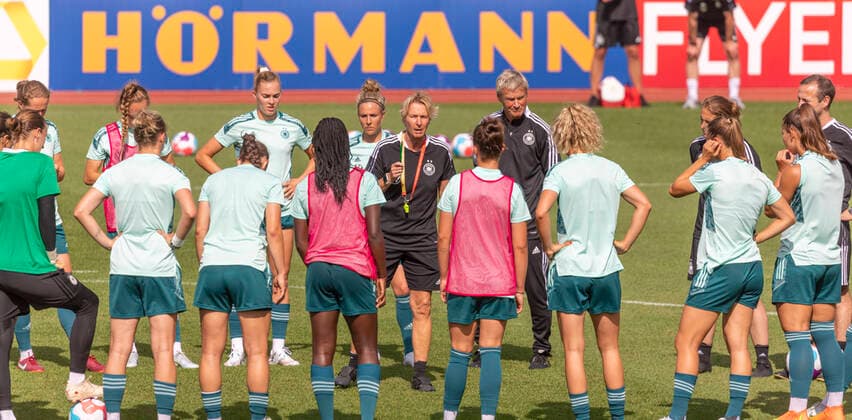 Reportage 27.06.2022 Letzter Termin vor der Abreise zur Europameisterschaft: Offenes Training der Frauen-Nationalmannschaft im Trainingslager bei adidas in Herzogenaurach Trainingsbesprechungen mit Nationaltrainerin Martina Voss-Tecklenburg Herzogenaurach Bayern Deutschland