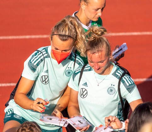 Reportage 27.06.2022 Letzter Termin vor der Abreise zur Europameisterschaft: Offenes Training der Frauen-Nationalmannschaft im Trainingslager bei adidas in Herzogenaurach Die Nationalspielerinnen nahmen sich viel Zeit für Gespräche mit den Fans und für Autogramme Herzogenaurach Bayern Deutschland
