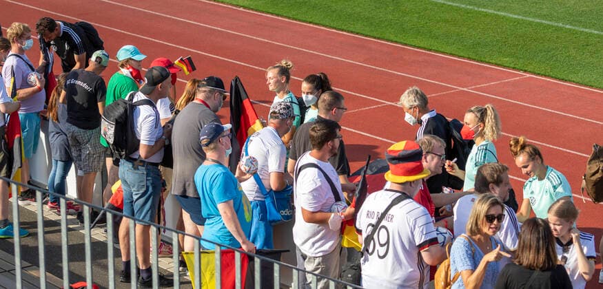 Reportage 27.06.2022 Letzter Termin vor der Abreise zur Europameisterschaft: Offenes Training der Frauen-Nationalmannschaft im Trainingslager bei adidas in Herzogenaurach Die Nationalspielerinnen nahmen sich viel Zeit für Gespräche mit den Fans und für Autogramme Herzogenaurach Bayern Deutschland