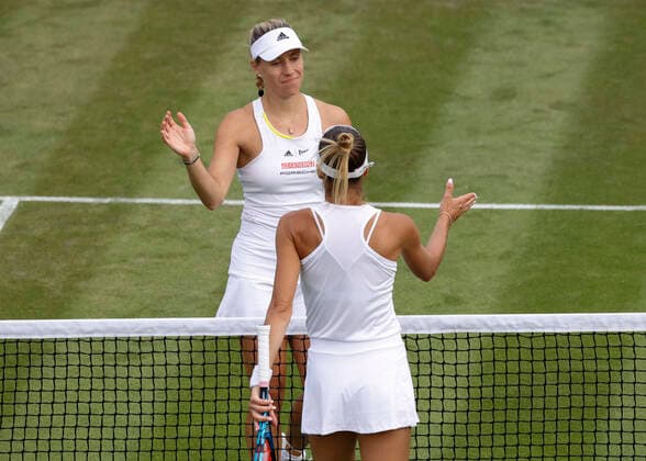 Magda Linette gratuliert der Siegerin Angelique Kerber von oben Tennis - Wimbledon 2022 - Grand Slam ITF ATP, Tennis Herren WTA, Tennis Damen - AELTC - London - - Great Britain - 29 June 2022. Copyright: xJuergenxHasenkopfx