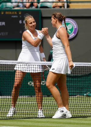 L-R. Anett Kontaveit gratuliert der Siegerin Jule Niemeier (GER) Tennis - Wimbledon 2022 - Grand Slam ITF ATP, Tennis Herren WTA, Tennis Damen - AELTC - London - - Great Britain - 29 June 2022. Copyright: xJuergenxHasenkopfx