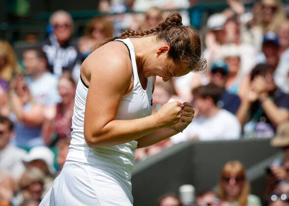 Jule Niemeier (GER) jubelt nach dem Sieg, Jubel, Freude, Emotion Tennis - Wimbledon 2022 - Grand Slam ITF ATP, Tennis Herren WTA, Tennis Damen - AELTC - London - - Great Britain - 29 June 2022. Copyright: xJuergenxHasenkopfx