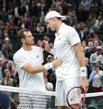American John Isner consoles Great Britain s Andy Murray on day three of the 2022 Wimbledon championships in London on Wednesday, June 29, 2022. Isner won 6-4,7-6,6-7,6-4.  LON2022062961 HUGOxPHILPOTT