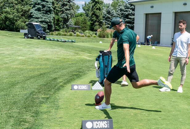 NY: Icons Series Inaugural Event & press conference, PK, Pressekonferenz Harry Kane kicks American football during Icons Series Inaugural Event & Press Conference at Liberty National Golf Club Jersey City New Jersey United States Copyright: LevxRadin