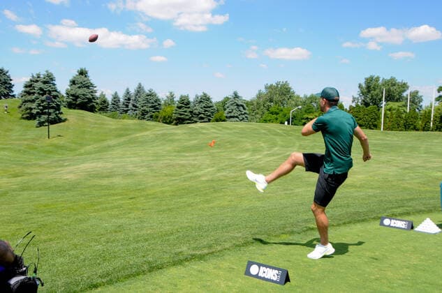 Sport Bilder des Tages June 29, 2022, Jersey, NJ, United States: Soccer Star Harry Kane kicks an American football during a friendly ball-kicking competition at the Icons Series press conference, PK, Pressekonferenz Liberty National Golf Club, Jersey City. Jersey United States - ZUMAs197 0161810401st Copyright: xEfrenxLandaosx