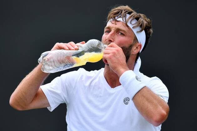 Mandatory Credit: Photo by James Veysey Shutterstock (13010732at) Liam Broady drinking during his second round match Wimbledon Tennis Championships, Day 4, The All England Lawn Tennis and Croquet Club, London, UK - 30 Jun 2022 Wimbledon Tennis Championships, Day 4, The All England Lawn Tennis and Croquet Club, London, UK - 30 Jun 2022  Copyright: xJamesxVeysey Shutterstockx 13010732at