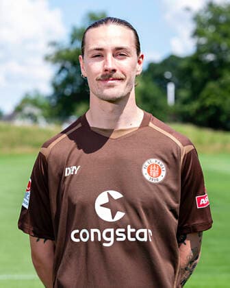 FIFA Fußball WM 2022, Porträts, Nationalspieler Australien Jackson Irvine (St.Pauli) 28.06.22, Hamburg, FC St.Pauli Mediaday, Fussball, GER, Saison 2022 2023, 2. Bundesliga, Portraittermin DFL REGULATIONS PROHIBIT ANY USE OF PHOTOGRAPHS as IMAGE SEQUENCES and or QUASI-VIDEO. Â