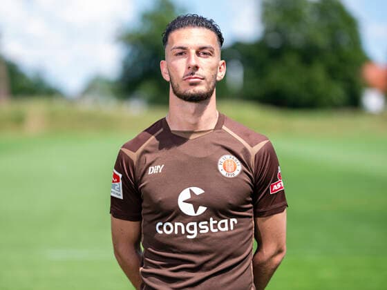 Leart Paqarada (St.Pauli) 28.06.22, Hamburg, FC St.Pauli Mediaday, Fussball, GER, Saison 2022 2023, 2. Bundesliga, Portraittermin DFL REGULATIONS PROHIBIT ANY USE OF PHOTOGRAPHS as IMAGE SEQUENCES and or QUASI-VIDEO. Â