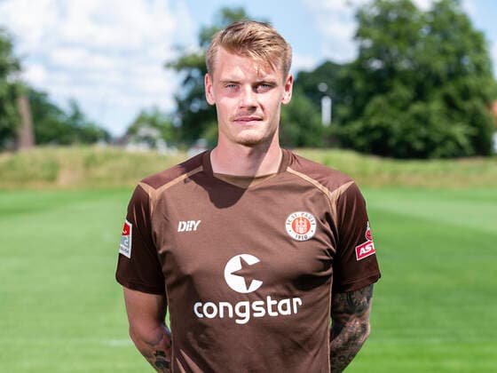 Eric Smith (St.Pauli) 28.06.22, Hamburg, FC St.Pauli Mediaday, Fussball, GER, Saison 2022 2023, 2. Bundesliga, Portraittermin DFL REGULATIONS PROHIBIT ANY USE OF PHOTOGRAPHS as IMAGE SEQUENCES and or QUASI-VIDEO. Â
