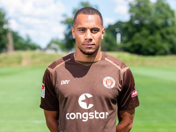 Etienne Amenyido (St.Pauli) 28.06.22, Hamburg, FC St.Pauli Mediaday, Fussball, GER, Saison 2022 2023, 2. Bundesliga, Portraittermin DFL REGULATIONS PROHIBIT ANY USE OF PHOTOGRAPHS as IMAGE SEQUENCES and or QUASI-VIDEO. Â