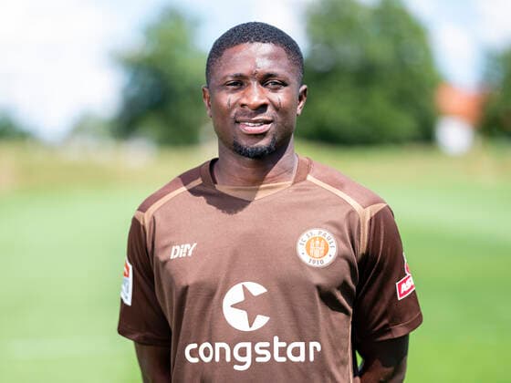 Afeez Aremu (St.Pauli) 28.06.22, Hamburg, FC St.Pauli Mediaday, Fussball, GER, Saison 2022 2023, 2. Bundesliga, Portraittermin DFL REGULATIONS PROHIBIT ANY USE OF PHOTOGRAPHS as IMAGE SEQUENCES and or QUASI-VIDEO. Â