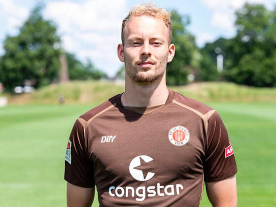 Carlo Boukhalfa (St.Pauli) 28.06.22, Hamburg, FC St.Pauli Mediaday, Fussball, GER, Saison 2022 2023, 2. Bundesliga, Portraittermin DFL REGULATIONS PROHIBIT ANY USE OF PHOTOGRAPHS as IMAGE SEQUENCES and or QUASI-VIDEO. Â