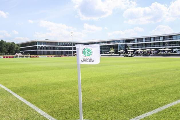 Fussball, DFB Eröffnung vom DFB Campus in Frankfurt am Main 30.06.2022, DFB Campus Eckfahne mit DFB Logo am DFB Campus Foto: Herbertz Nico Herbertz Frankfurt DFB Campus Hessen Deutschland