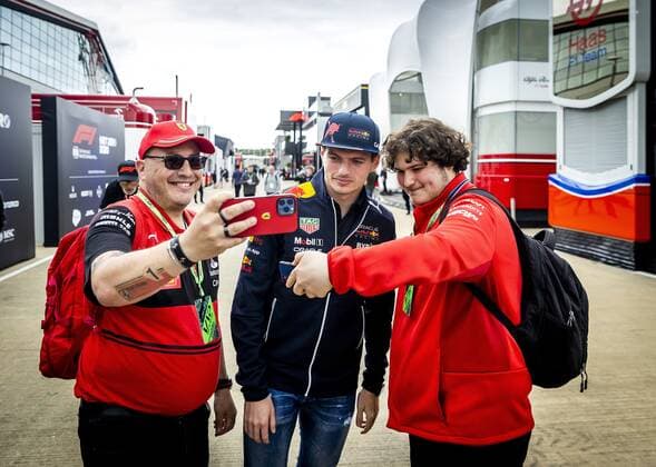 NORTHAMPTON - Max Verstappen (Oracle Red Bull Racing) poses for a photo with fans at the Silverstone circuit ahead of the Great Britain Grand Prix. REMKO DE WAAL Event Name: F1 Grand Prix of Great Britain - Previews 2022 xVIxANPxSportx xxANPxRemkoxdexWaalxIVx