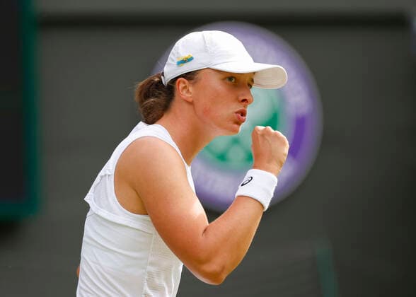 Iga Swiatek macht die Faust und jubelt, Jubel, Freude, Emotion Tennis - Wimbledon 2022 - Grand Slam ITF ATP, Tennis Herren WTA, Tennis Damen - AELTC - London - - Great Britain - 30 June 2022. Copyright: xJuergenxHasenkopfx