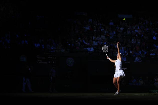 Tennis - Wimbledon (Day 4) 30th June 2022 - Tennis - Wimbledon (Day 4) - Iga Swiatek (POL) tosses the ball up to serve to Lesley Pattinama Kerkhove (NED) during their Ladies Singles 2nd Round match - Photo: Simon Stacpoole Offside. London UK Copyright: xSimonxStacpoolexOffside