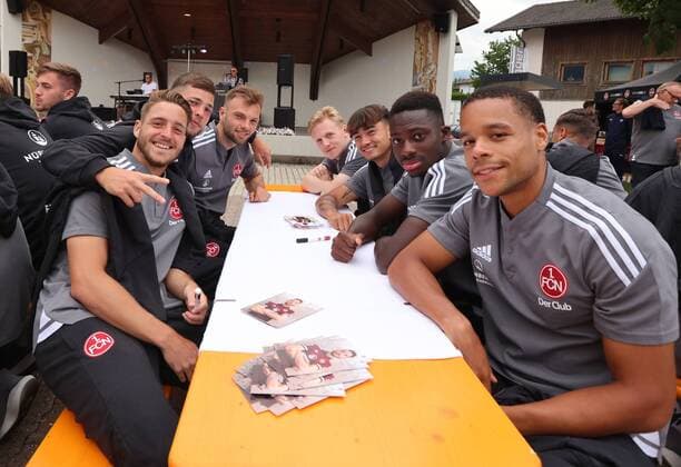 Sport Themen der Woche KW26 30.06.2022 - Fussball - 2. Bundesliga - Saison 2022 2023 - 1. FC Nürnberg FCN Club - Trainingslager Natz-Schabs ( Natz ) - Sportfoto Zink Daniel Marr - Leonardo Vonic (39, 1. FC Nürnberg FCN ) Eric Shuranov (11, 1. FC Nürnberg FCN ) Manuel Wintzheimer (18, 1. FC Nürnberg FCN ) Mats Möller Moeller Daehli (10, 1. FC Nürnberg FCN ) Jens Castrop ( 17, 1. FC Nürnberg FCN ) Sadik Fofana (3, 1. FC Nürnberg FCN ) Jan Gyamerah (28, 1. FC Nürnberg FCN ) sitzen am Biertisch auf dem Festplatz des Sunnseit n-Feschtl *** 30 06 2022 Football 2 Bundesliga Season 2022 2023 1 FC Nürnberg FCN Club Training Camp Natz Schabs Natz Sportfoto Zink Daniel Marr Leonardo Vonic 39, 1 FC Nürnberg FCN Eric Shuranov 11, 1 FC Nürnberg FCN Manuel Wintzheimer 18, 1 FC Nuremberg FCN Mats Möller Moeller Daehli 10, 1 FC Nuremberg FCN Jens Castrop 17, 1 FC Nuremberg FCN Sadik Fofana 3, 1 FC Nuremberg FCN Jan Gyamerah 28, 1 FC Nuremberg FCN sitting at the beer table at the Sunnseit n Feschtl