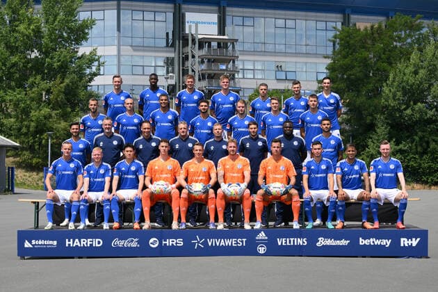 FC Schalke 04; 1.BL, Porträttermin 2022 2023, Mannschaftsfoto Obere Reihe von links nach rechts: Sebastian Polter, Ibrahima Cisse, Simon Terodde, Marius Bülter, Blendi Idrizi, Tom Krauß, Tom Krauss, Leo Greiml. Zweite Reihe von links nach rechts: Dominick Drexler, Henning Matriciani, Malick Thiaw, Kerim Calhanoglu, Thomas Ouwejan, Florian Flick, Marvin Pieringer. Dritte Reihe von links nach rechts: Danny Latza, Torwarttrainer Simon Henzler, Co Trainer Beniamino Molinari, Co Trainer Mike Büskens, Trainer Frank Kramer, Co Trainer Matthias Kreutzer, Gerald Asamoah, Victor Palsson. Untere Reihe von links nach rechts: Marius Lode, Florent Mollet, Dong gyeong Lee, Torwart Justin Heekeren, Torwart Alexander Schwolow, Torwart Ralf Fährmann, Torwart Michael Langer, Mehmet Can Aydin, Rodrigo Zalazar, Tobias Mohr Gelsenkirchen Nordrhein-Westfalen Deutschland